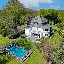 Hochwertiges  Architektenhaus mit Innenschwimmbad 
am Strümper Berg in Meerbusch